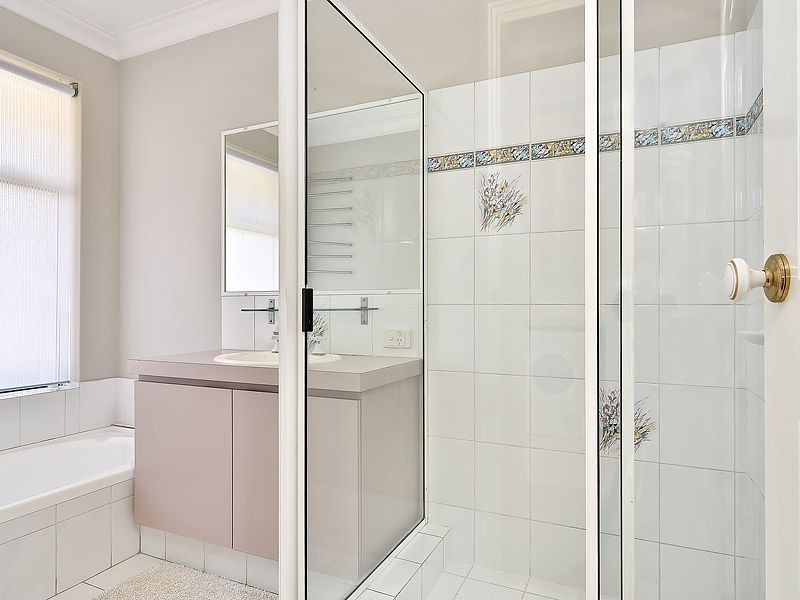 13 Green Croft Gardens, Leeming WA 6149