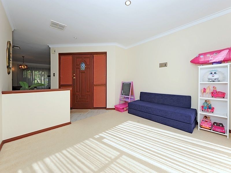 19 Earnshaw Loop, Leeming WA 6149