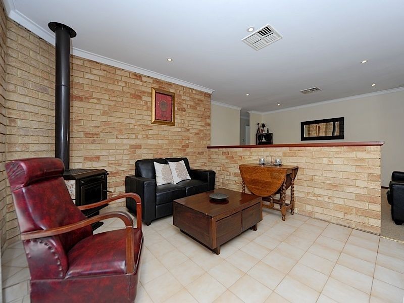 19 Earnshaw Loop, Leeming WA 6149