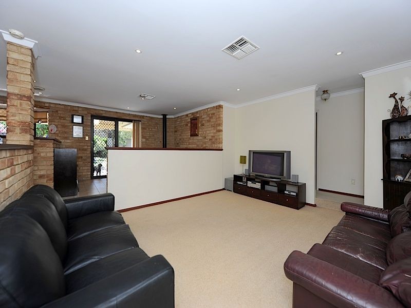 19 Earnshaw Loop, Leeming WA 6149