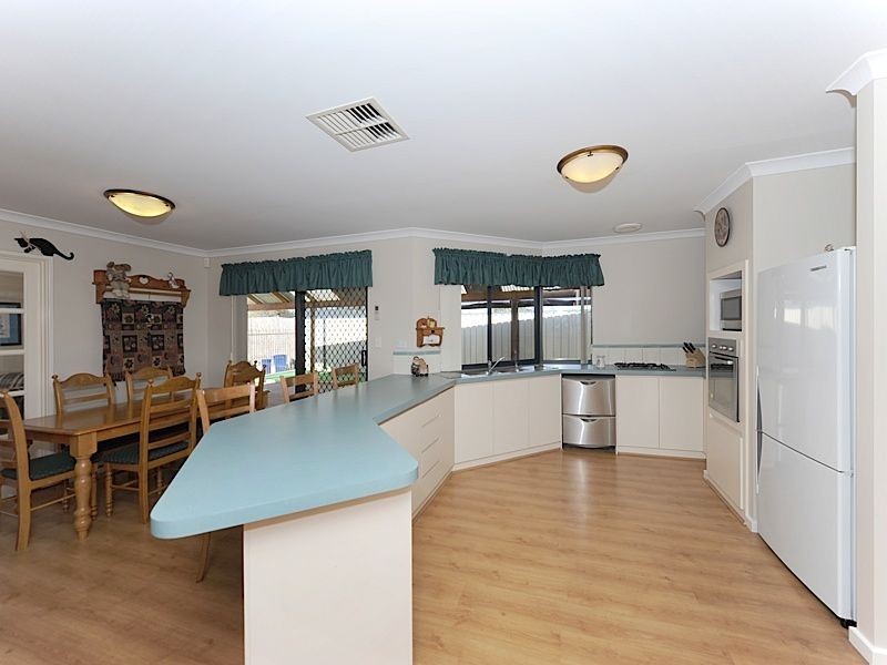 31 Monroe Turn, Success WA 6164