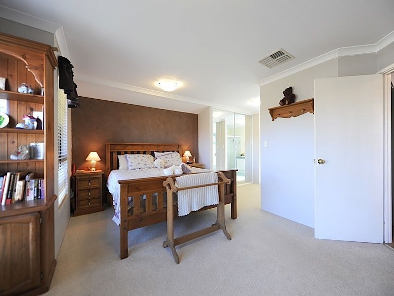 31 Monroe Turn, Success WA 6164