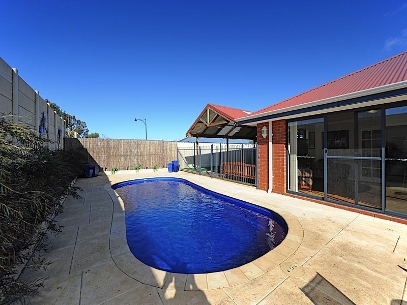 31 Monroe Turn, Success WA 6164