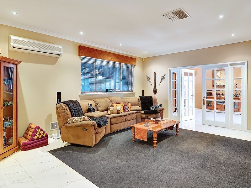 18 Sierra Chase, Leeming WA 6149