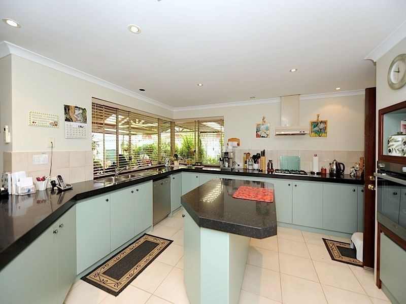 17 Aylesbury Close, Jandakot WA 6164