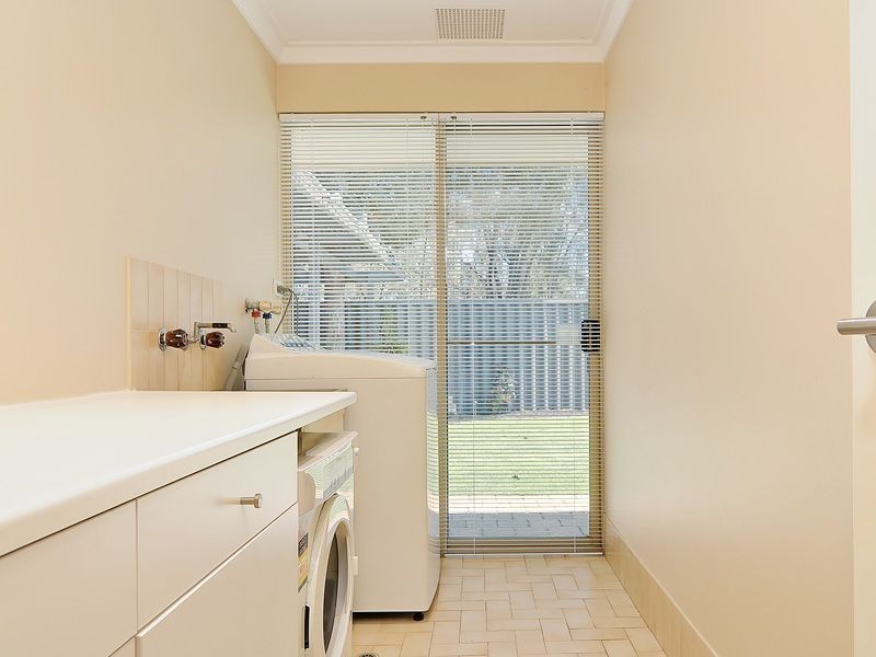 1B Howlett Place, Leeming WA 6149