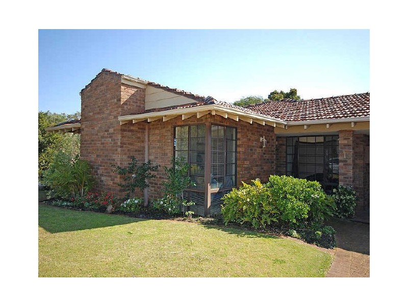 15 Lowrie Grove, Leeming WA 6149