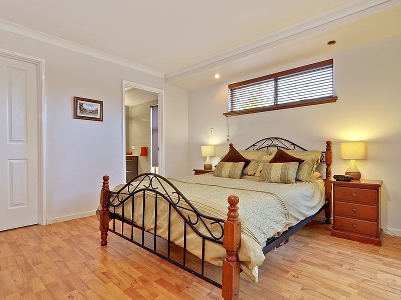 11 Broadbent Loop, Leeming WA 6149