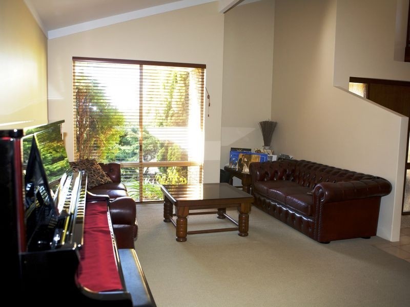 9 Witney Place, Leeming WA 6149