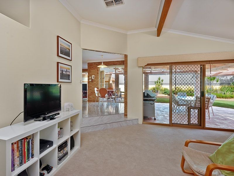 84 Casserly Drive, Leeming WA 6149