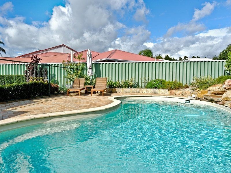 15 Greenlea Rise, Leeming WA 6149