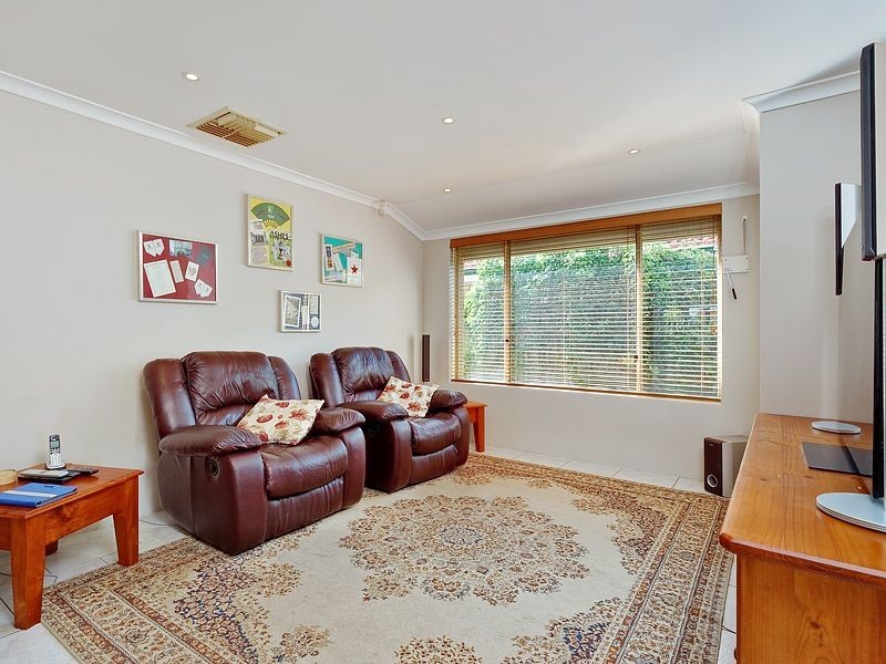 15 Greenlea Rise, Leeming WA 6149