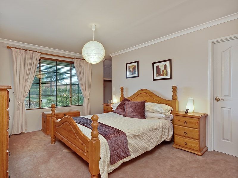 15 Greenlea Rise, Leeming WA 6149