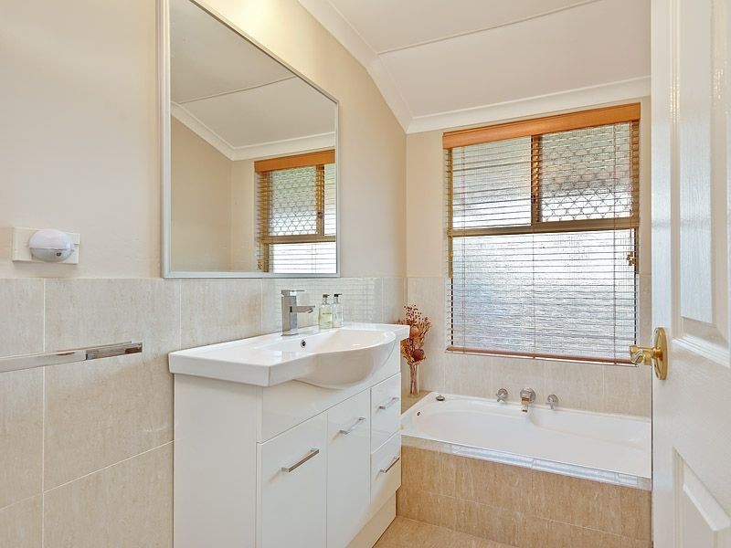 15 Greenlea Rise, Leeming WA 6149