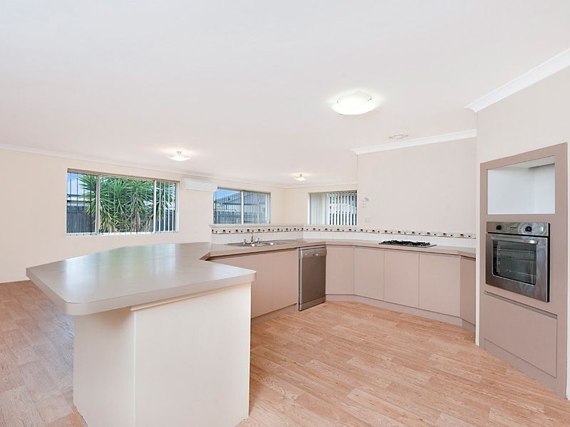 6 Serene Bend, Atwell WA 6164