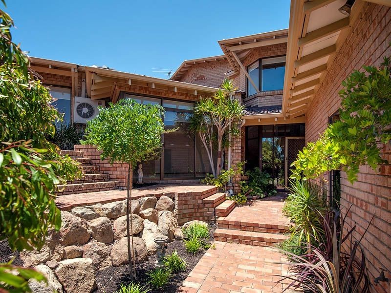 8 Hannah Place, Leeming WA 6149