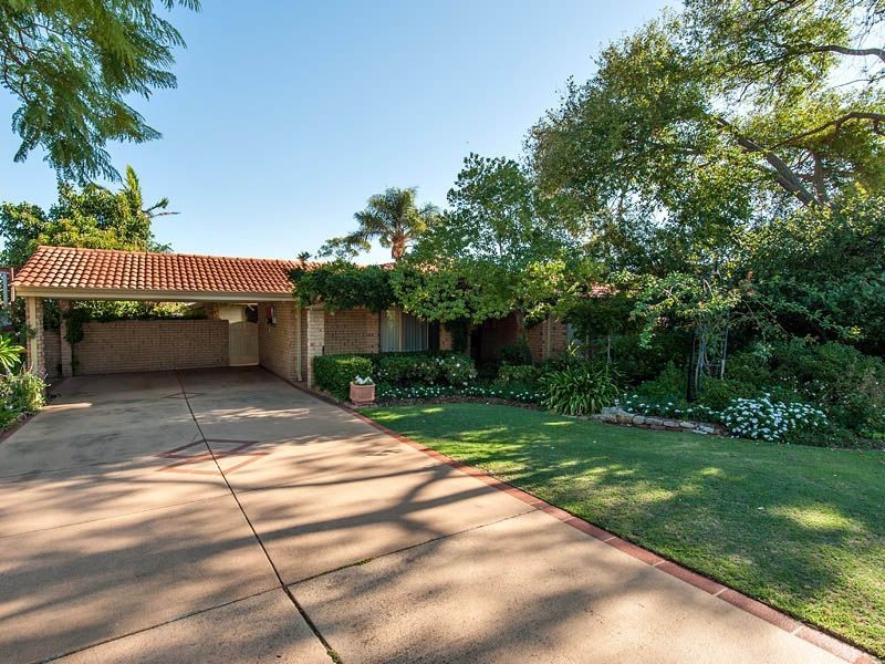 8 Nigel Court, Leeming WA 6149