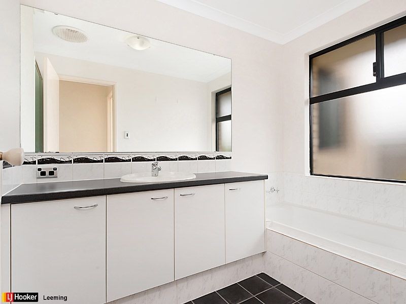 14 Hillhouse Way, Piara Waters WA 6112