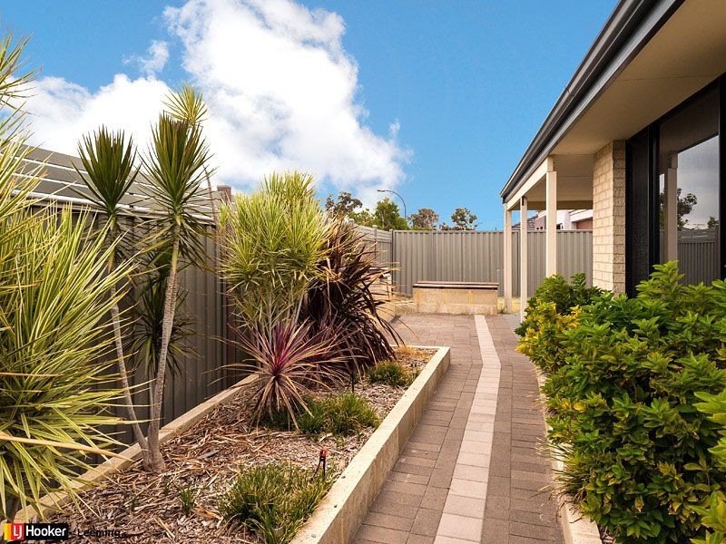 14 Hillhouse Way, Piara Waters WA 6112