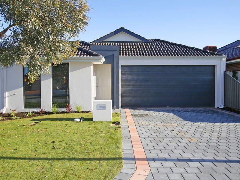 8 Salamanca Blv, Seville Grove WA 6112