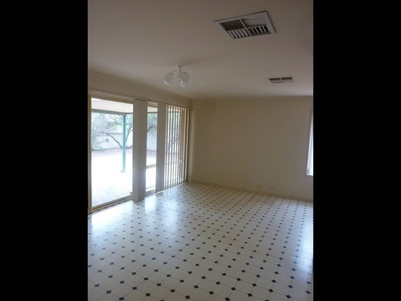 8 Holmeswood Court, Para Hills West SA 5096