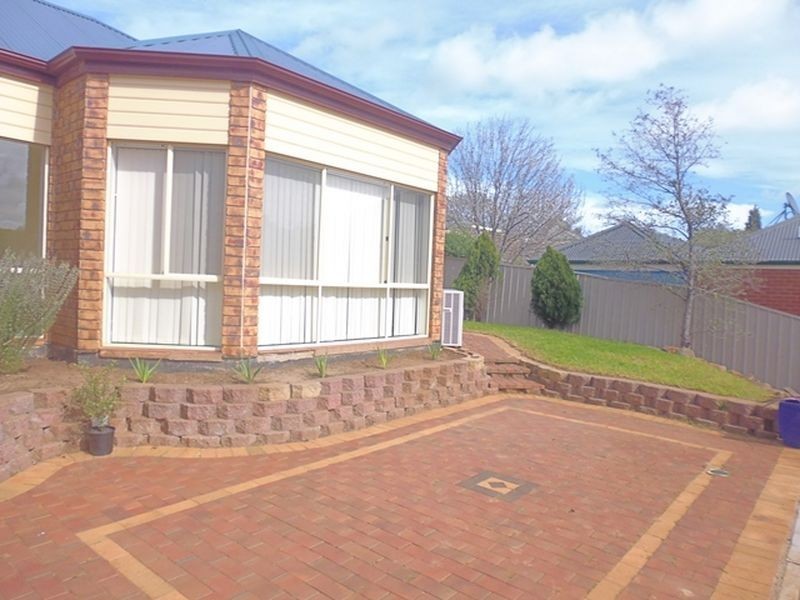 8 Hedgerow Court, Greenwith SA 5125