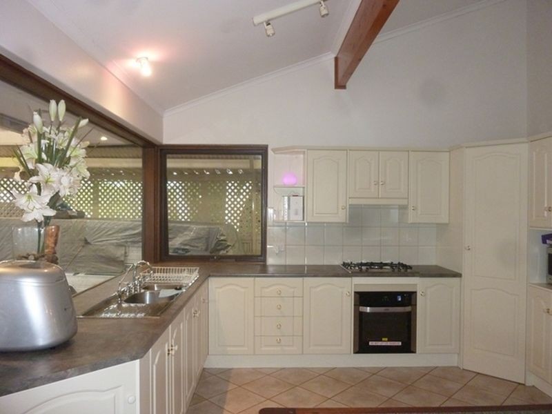 8 Delft Court, Modbury Heights SA 5092