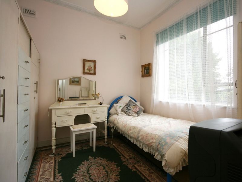 4 Neville Avenue, Clarence Gardens SA 5039