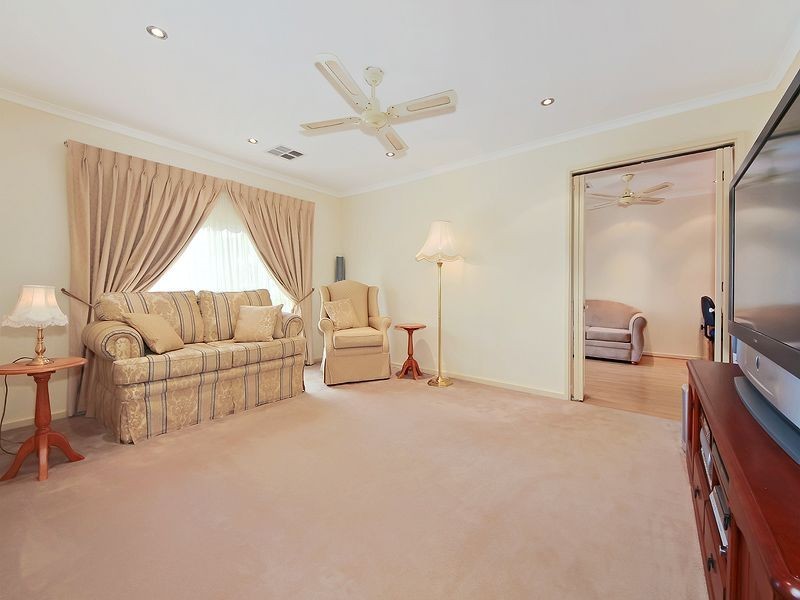 11 Hedgerow Drive, Gulfview Heights SA 5096