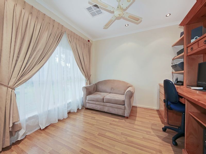 11 Hedgerow Drive, Gulfview Heights SA 5096