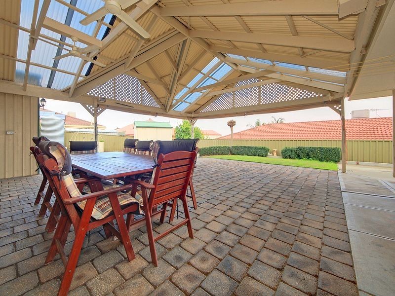 11 Hedgerow Drive, Gulfview Heights SA 5096