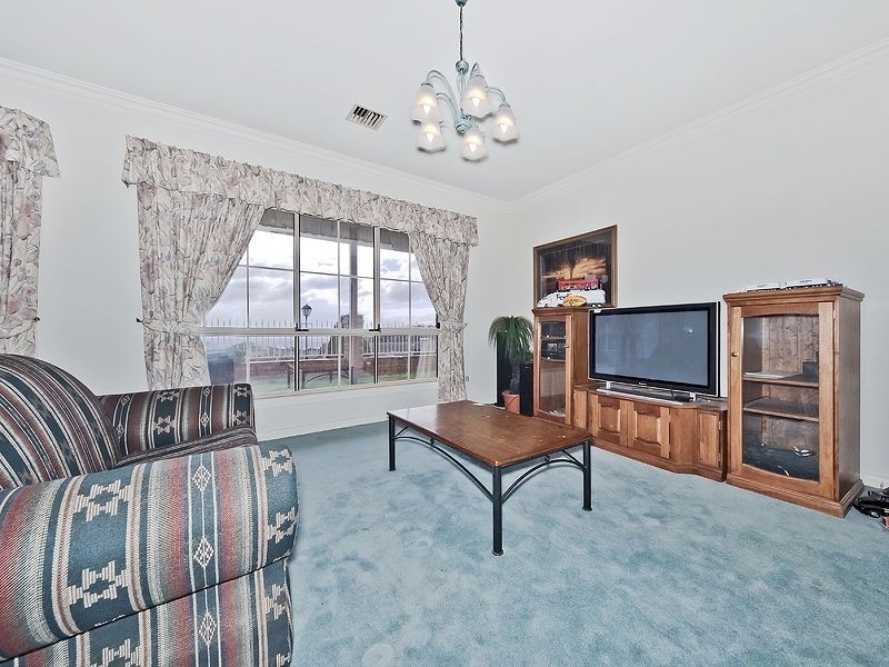 2 Cawrse Ave, Wynn Vale SA 5127