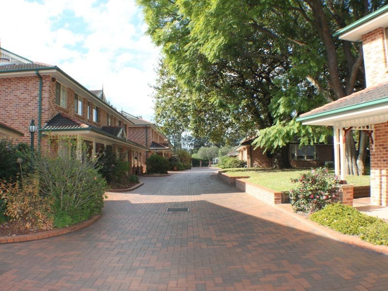 2/61 Retreat Drive, Penrith NSW 2750