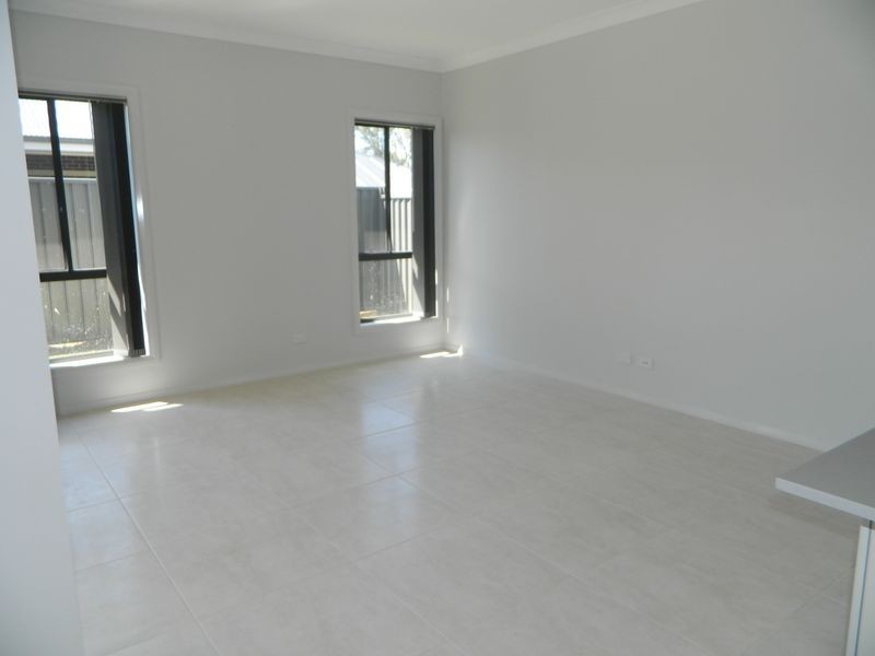 8 Cropton Street, Jordan Springs NSW 2747