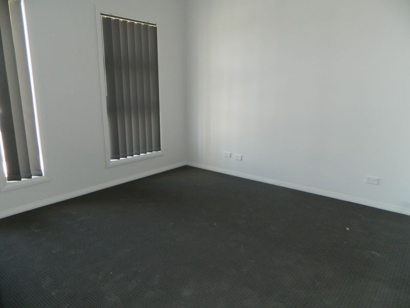 8 Cropton Street, Jordan Springs NSW 2747