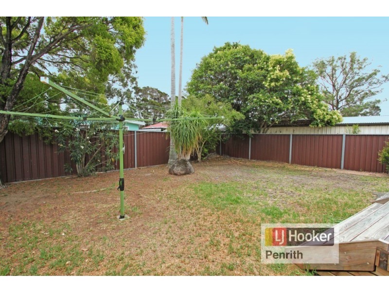 25 Tarawa Road, Lethbridge Park NSW 2770