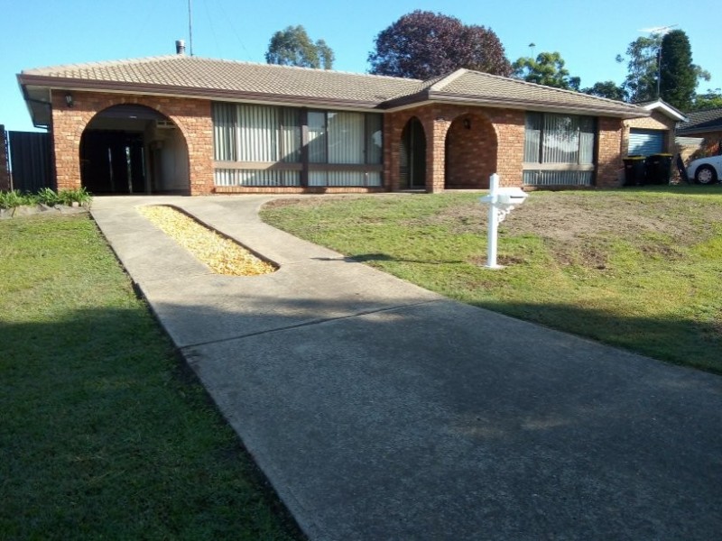 1 Brolga Glen, St Clair NSW 2759