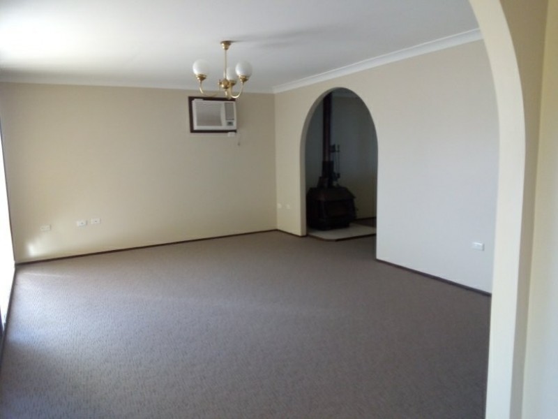 1 Brolga Glen, St Clair NSW 2759