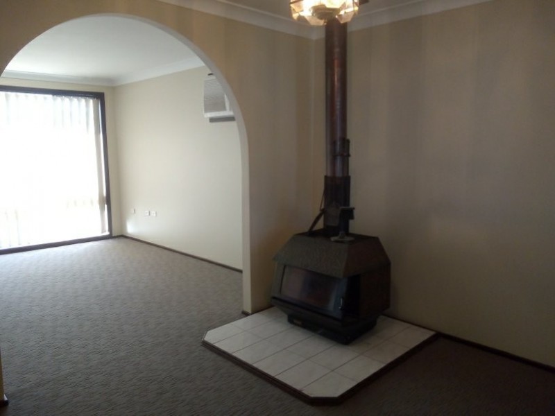 1 Brolga Glen, St Clair NSW 2759