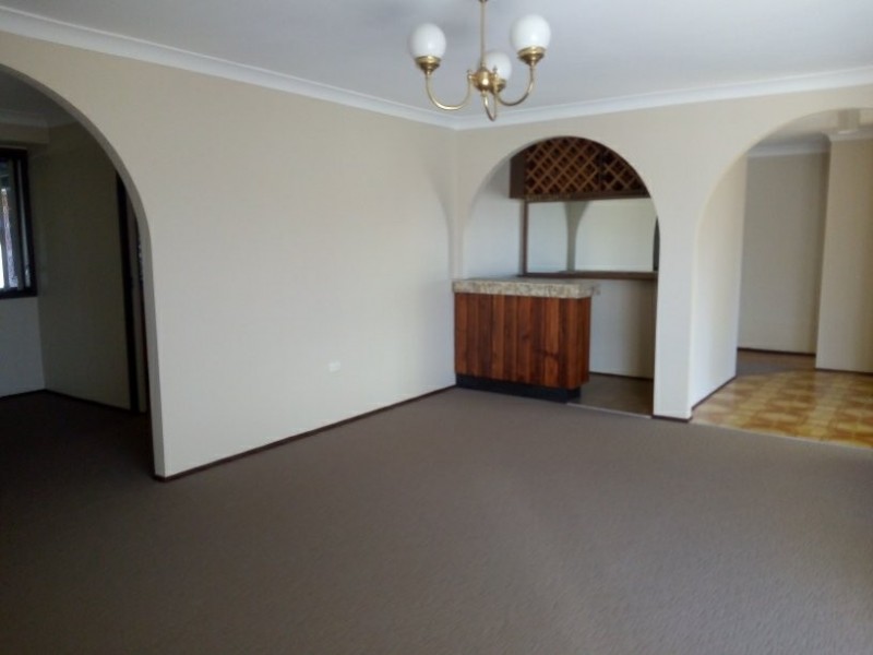 1 Brolga Glen, St Clair NSW 2759