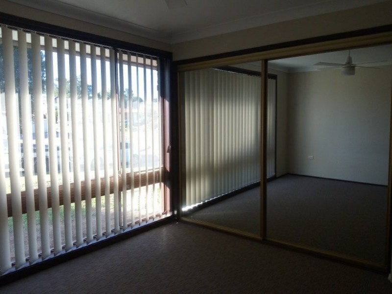 1 Brolga Glen, St Clair NSW 2759