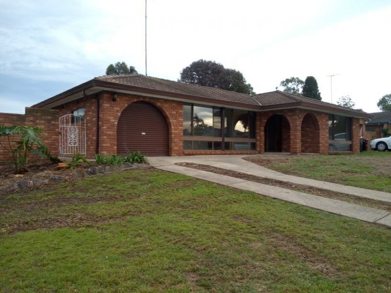 1 Brolga Glen, St Clair NSW 2759