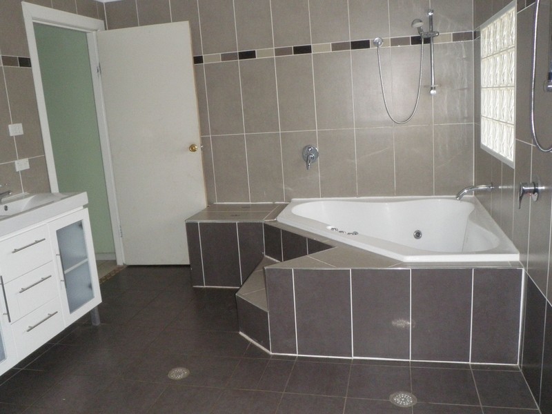 4 Balmoral Dr, Cambridge Park NSW 2747