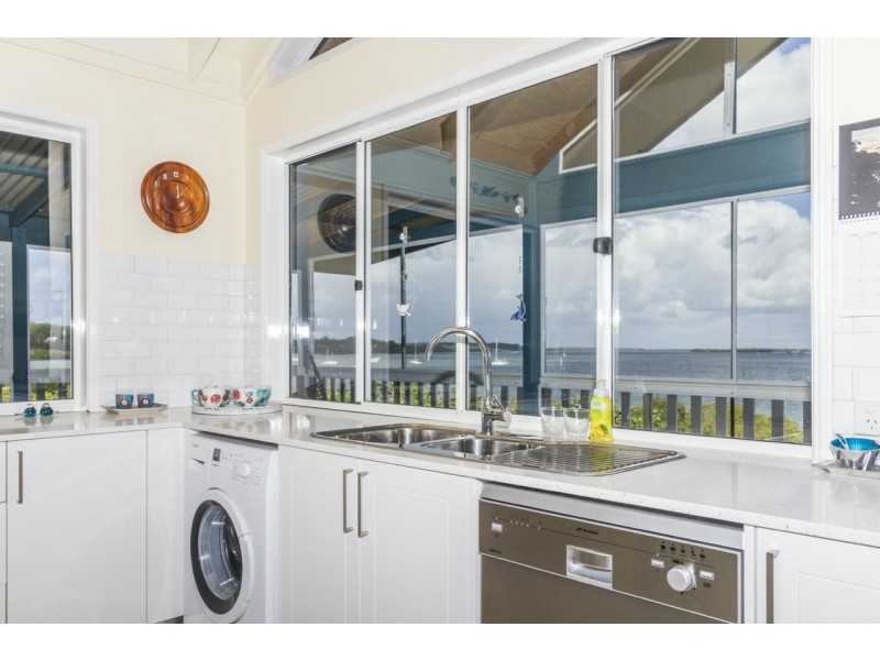 14 Emily Crescent, Macleay Island QLD 4184