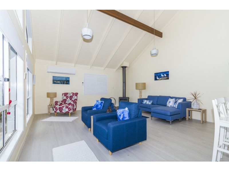 14 Emily Crescent, Macleay Island QLD 4184