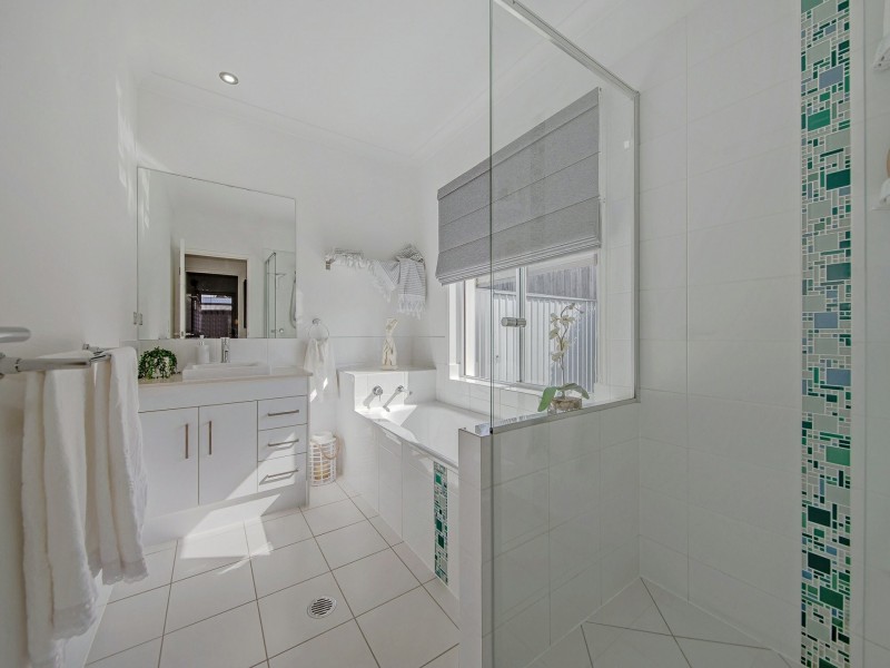 6 Acer Place, Redland Bay QLD 4165