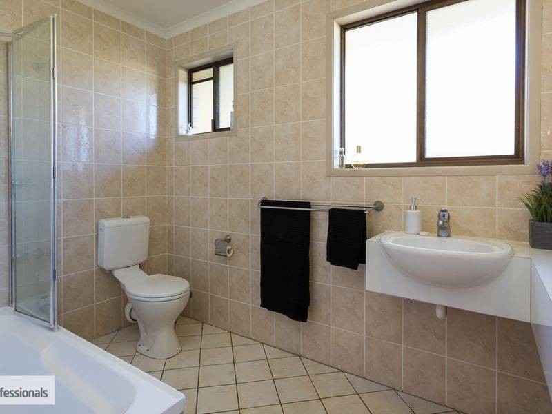 27 Phillip St, Redland Bay QLD 4165