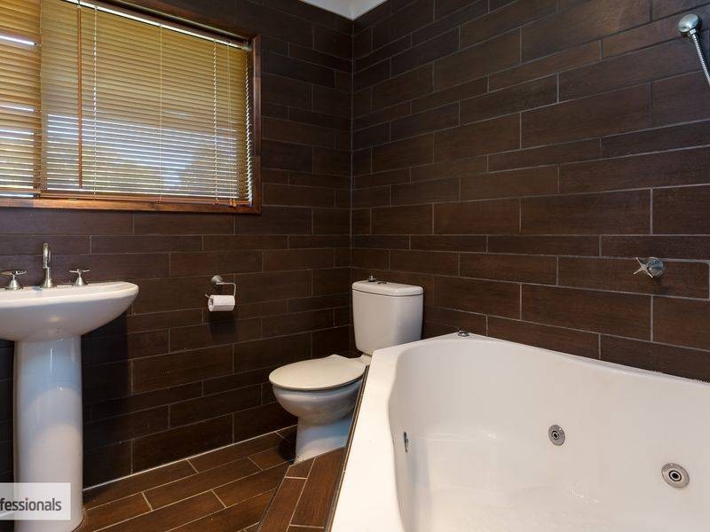 27 Phillip St, Redland Bay QLD 4165