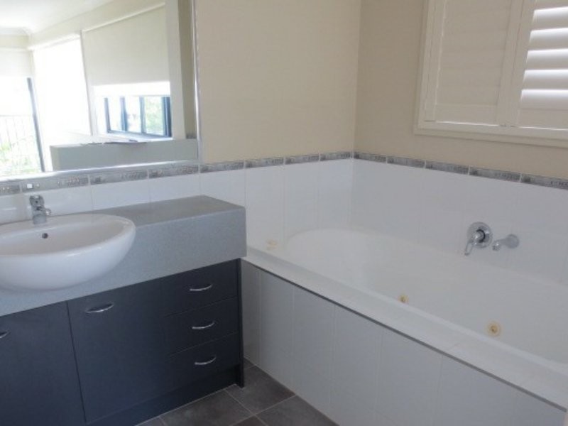 4 Sandy Cove Place, Redland Bay QLD 4165