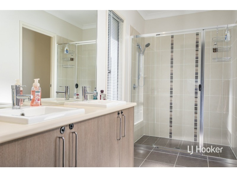 4 Mervyn Crescent, Redland Bay QLD 4165